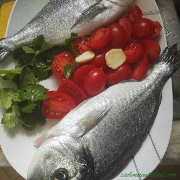 Dorada ryba śródziemnomorska z pomidorkami