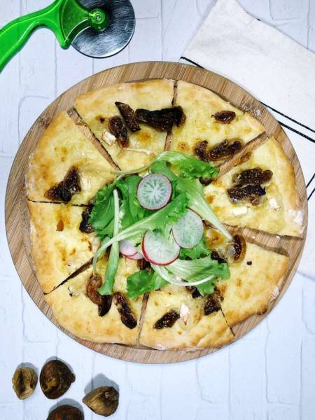 Środa: Błyskawiczna pizza z figami i trzema serami