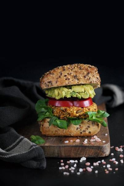 Wegeburgery z fasoli z guacamole