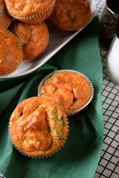 Wytrawne muffinki z brokułem i Cheddarem