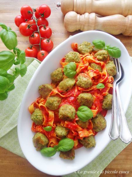 Tagliatelle z brokułowymi pulpecikami i sosem pomidorowym (Tagliatelle con polpettine di broccoli e sugo al pomodoro)