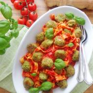 Tagliatelle z brokułowymi pulpecikami i sosem pomidorowym (Tagliatelle con polpettine di broccoli e sugo al pomodoro)