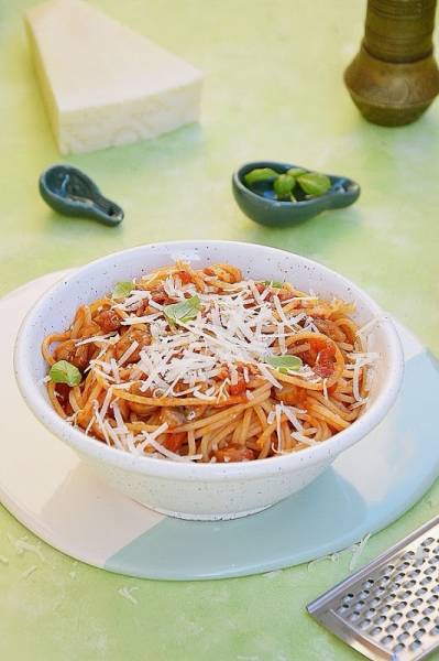 Spaghetti z pomidorami, pieczarkami i pecorino