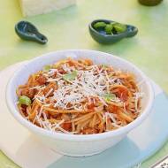 Spaghetti z pomidorami, pieczarkami i pecorino