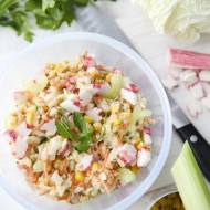 Surówka z kapusty pekińskiej z paluszkami krabowymi surimi