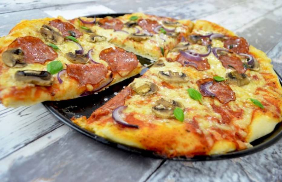 Pyszna i prosta pizza z salami i pieczarkami + film