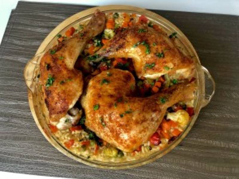 Kurczak pieczony na ryżu z warzywami