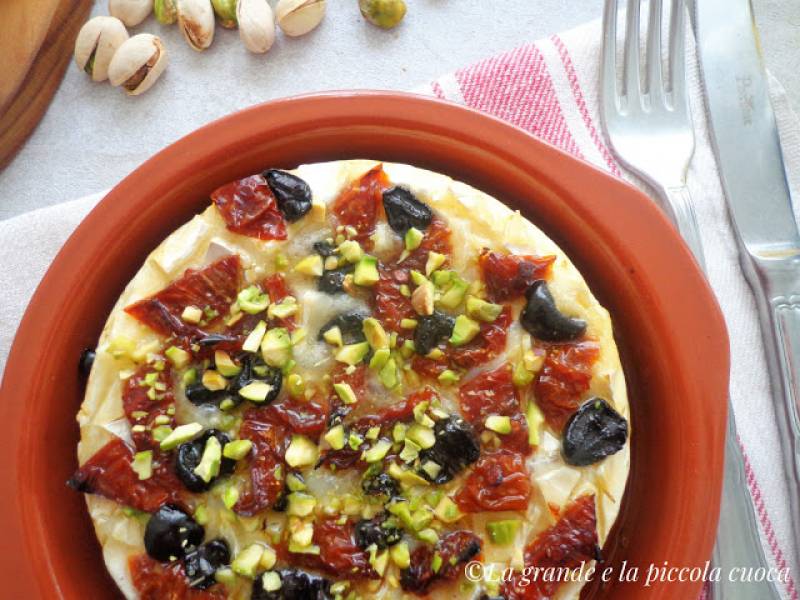 Pieczony camembert z suszonymi pomidorami i oliwkami (Camembert al forno con pomodori secchi e olive)