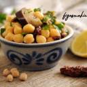 Sałatka z ciecierzycy z suszonymi pomidorami