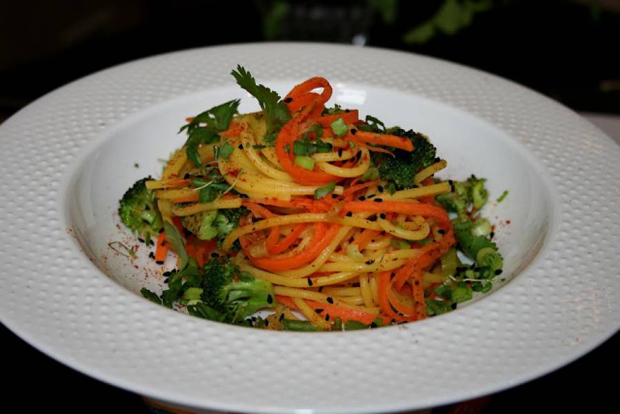Spaghetti bezglutenowe z warzywami z nuta wędzonej papryki– wersja wegańska