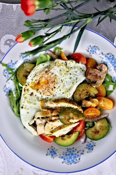 Sałatka z grillowanych warzyw z kurczakiem i jajkiem sadzonym