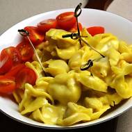 Tortellini z serowo pomidorowym nadzieniem w sosie fondue