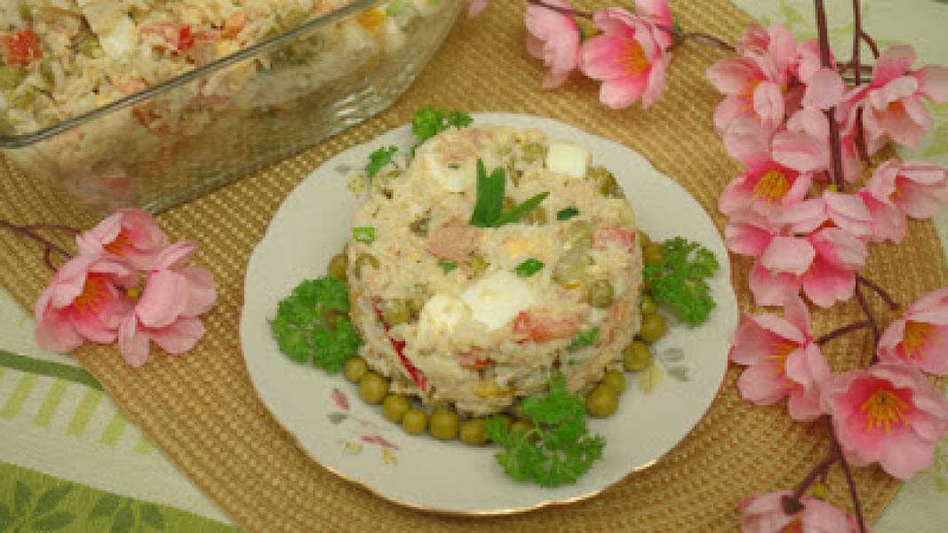 Pyszna sałatka ryżowa z tuńczykiem