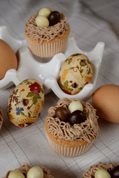 Biszkoptowe babeczki gniazdka z czekoladowymi jajeczkami
