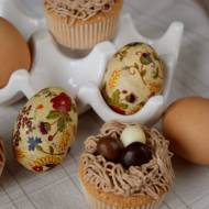 Biszkoptowe babeczki gniazdka z czekoladowymi jajeczkami