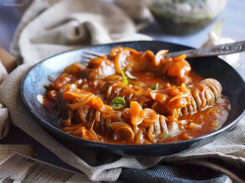 Biała kiełbasa ze słodko-pikantną cebulą / Sausage with sweet and spicy onion