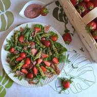 Sałatka ze szpinakiem, truskawkami i zielonymi szparagami