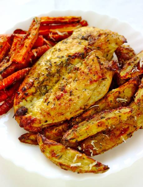 Kurczak w parmezanie z ziemniakami i marchewką z piekarnika