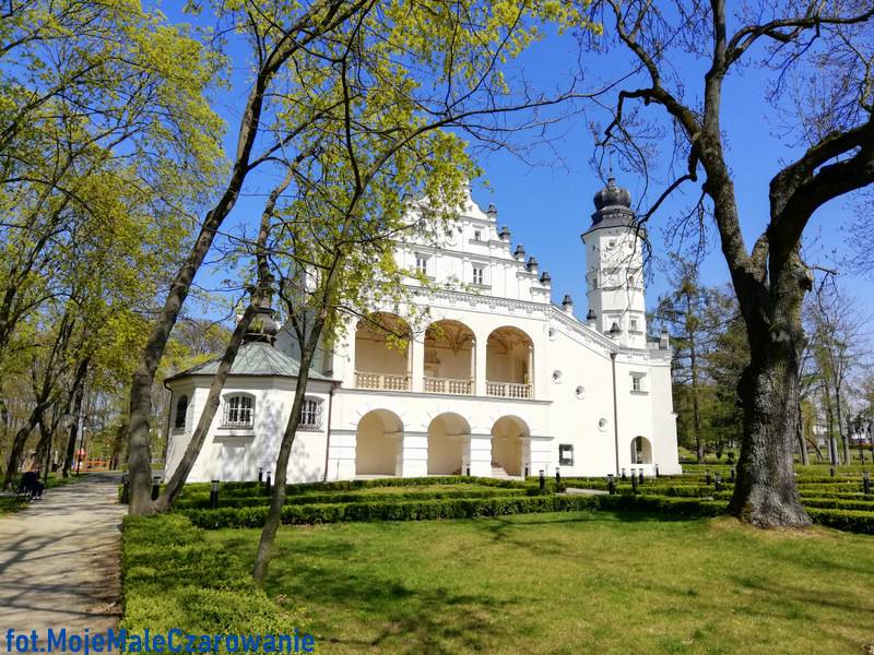 Pałac Grudzińskich w Poddębicach wiosną woj. łódzkie