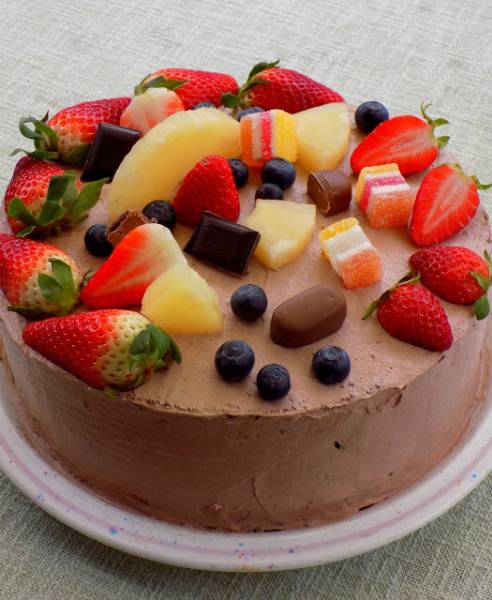tort czekoladowy z owocami
