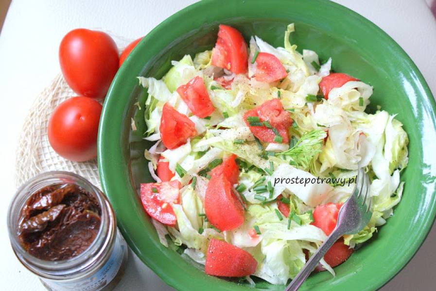 Surówka z sałatą lodową i świeżymi pomidorami
