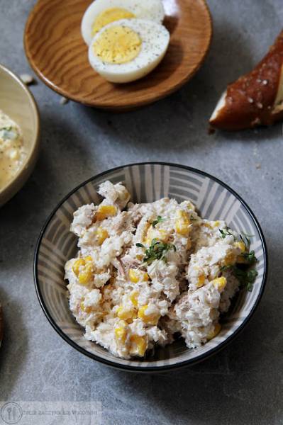 Sałatka z ryżem, kukurydzą i tuńczykiem