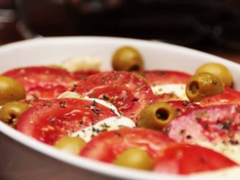 Zapiekane pomidory z mozzarellą i oliwkami