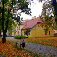 Zabytkowy dworek i stary spichlerz w Tuliszkowie woj. wielkopolskie