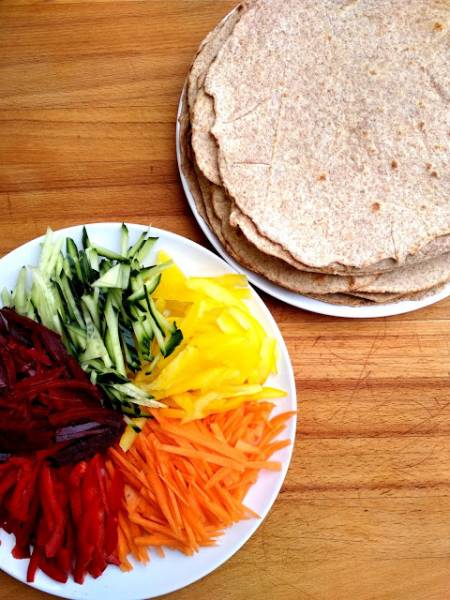 Tęczowe tortille pełnoziarniste – warzywna przekąska dla dzieci.