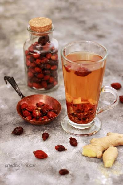 Herbatka z owocami dzikiej róży, imbirem i cynamonem