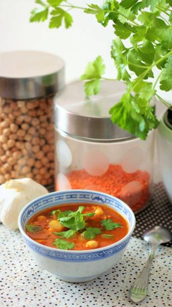 Zupa pomidorowa z cieciorką, soczewicą i kuminem