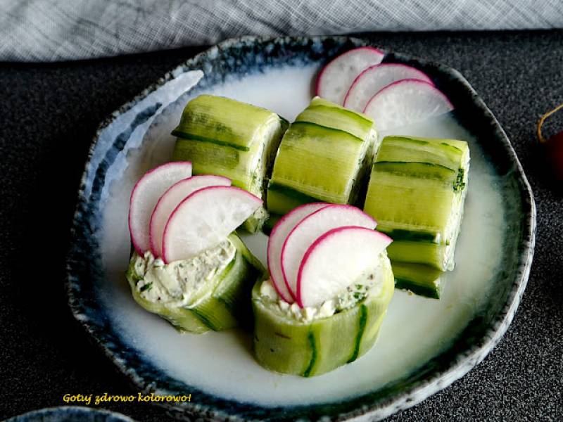 Sushi z ogórka i serka labneh z czosnkiem niedźwiedzim