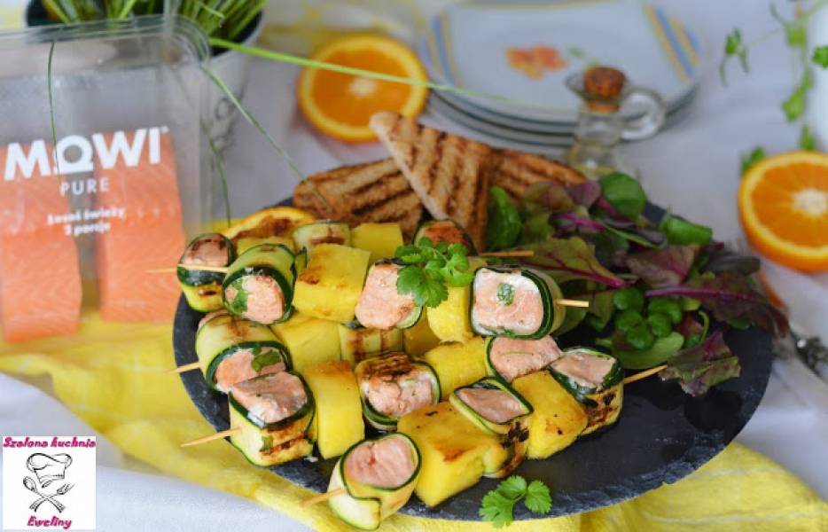 Grillowane szaszłyki z  cytrusowym łososiem w towarzystwie chrupiącej cukinii i słodkiego ananasa