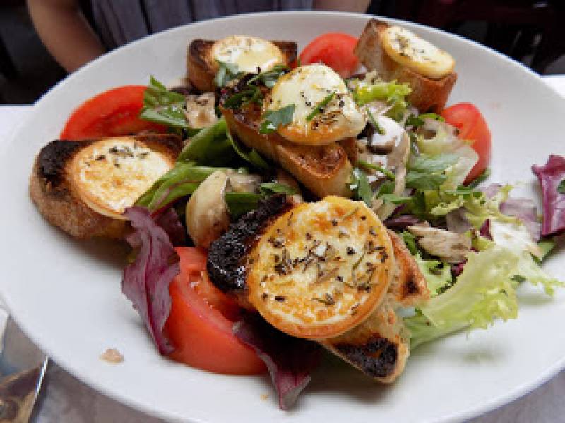 Francja - Sałatka z kozim serem (Salade de chèvre chaud)