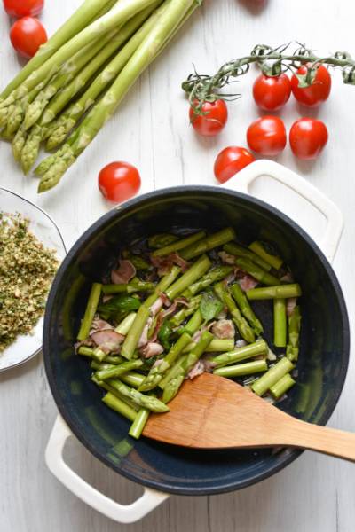 SPAGHETTI ZE SZPARAGAMI, PESTO Z ORZECHÓW WŁOSKICH I BAZYLII I POMIDORKAMI