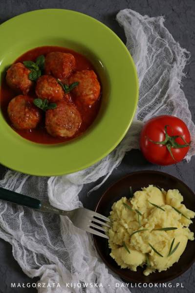 Klopsiki z indyka z nutą ziół prowansalskich w sosie pomidorowym