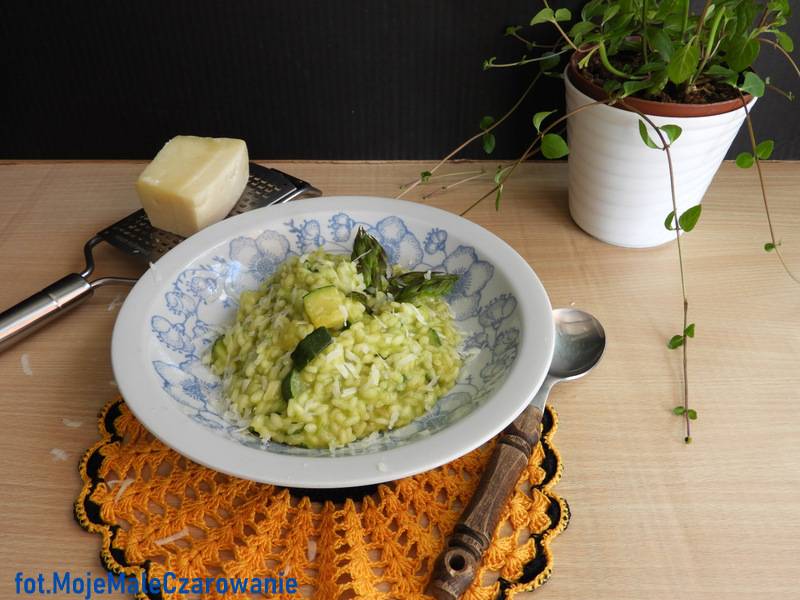 Kremowe risotto ze szparagami, cukinią i miętą