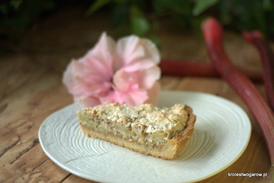 Tarta z rabarbarem i orzechami laskowymi