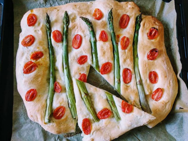 Focaccia ze szparagami i pomidorkami