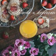 Otrębowe placki z kefirem i truskawkami - pomysł na letnie śniadanie