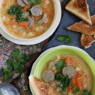 Zupa z czerwonej soczewicy z marchewką, selerem i kiełbasą - prosty i szybki obiad