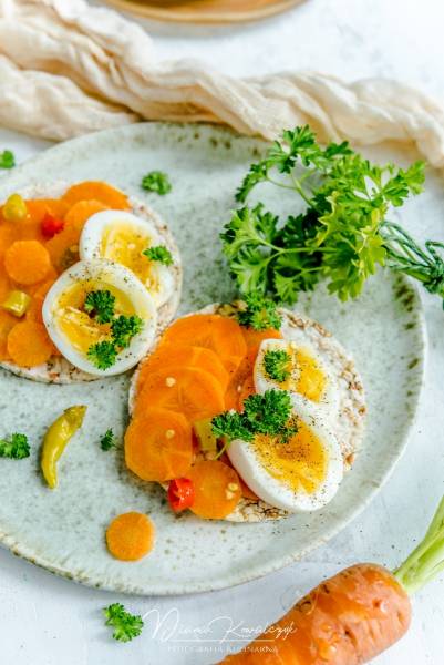 Kanapki z wafli z jajkiem i marynowaną na ostro marchewką