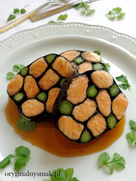 Roladka z łososiem i szparagami w nori z sosem tamaryndowym
