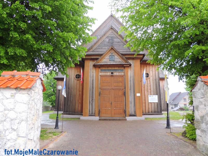 Zabytkowy drewniany kościół pw . Wszystkich Świętych w Kołacinku woj. łódzkie