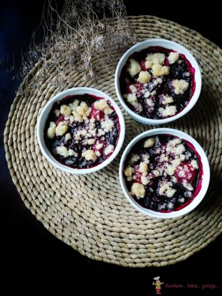 Crumble z mieszanką truskawek, jagód i malin