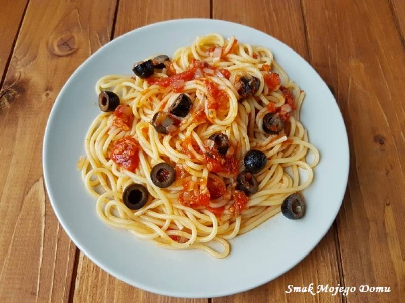 Spaghetti z sosem pomidorowym i oliwkami