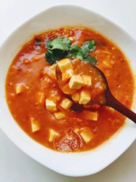 Zupa pomidorowa z tofu i lanymi kluskami