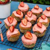 Muffinki migdałowe z truskawkami i lukrem truskawkowym