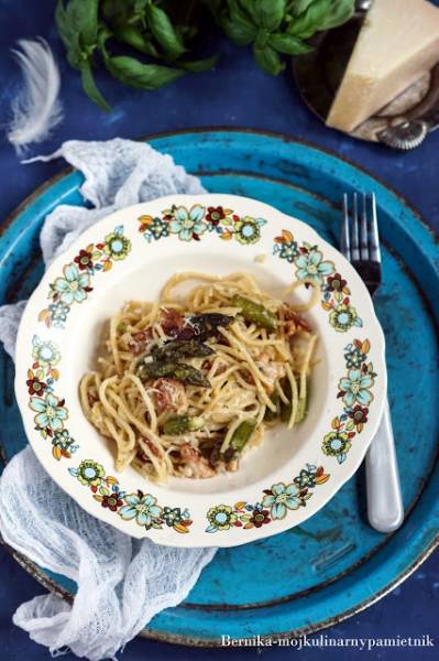 Spaghetti z boczkiem, szparagami w kremowym sosie