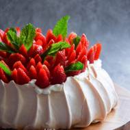 Beza Pavlova – tort bezowy z truskawkami